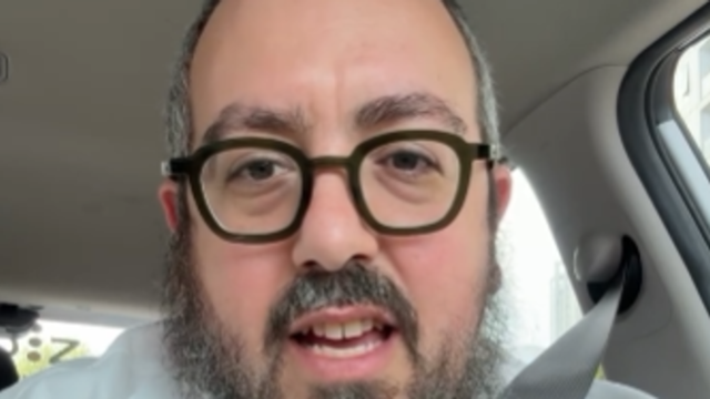 Rabino londrino Eli Schlanger e uma menina de 10 anos